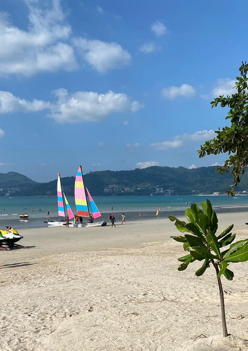 Spiagge con vele colorate, mare azzurro e cielo sereno, Thailandia. My Site 1