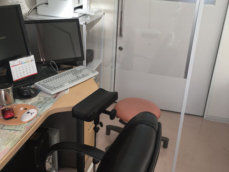 【アクリル板・診察室】血圧測定もできます。