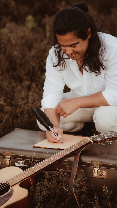 Van Gejaagdheid naar Wijsheid: Mijn Renaissance als Singer-Songwriter