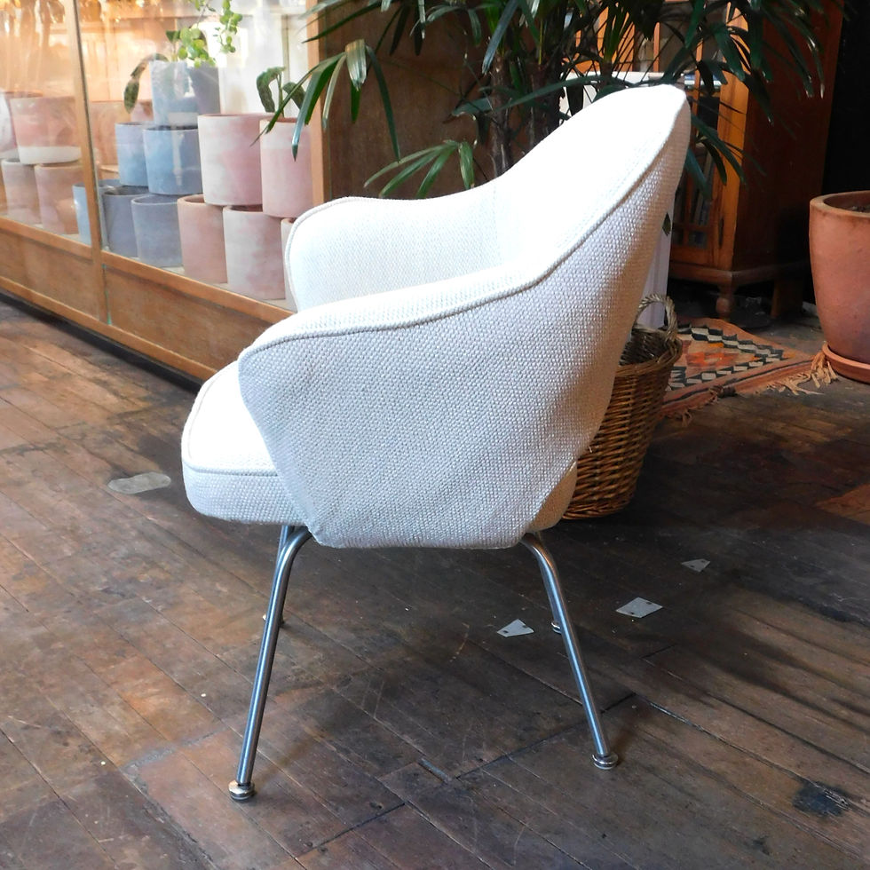 Thumbnail: Vintage Newly Upholstered Eero Saarinen Chair By Knoll