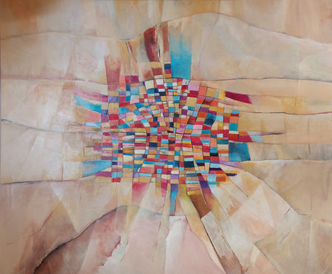 Pittura astratta con esplosione centrale di forme geometriche colorate su sfondo neutro.