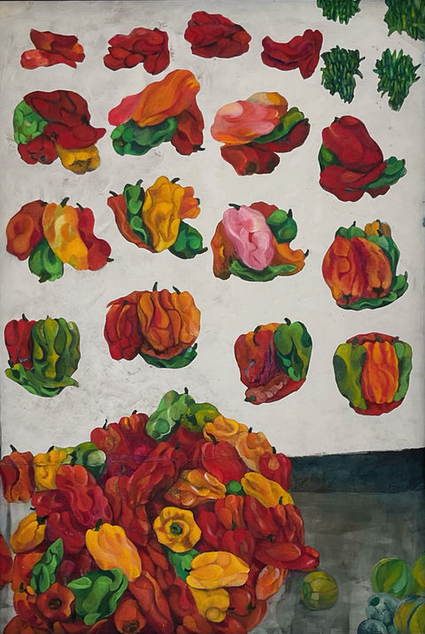 Peperoni colorati interi e tagliati, disposti su sfondo bianco, in pila.