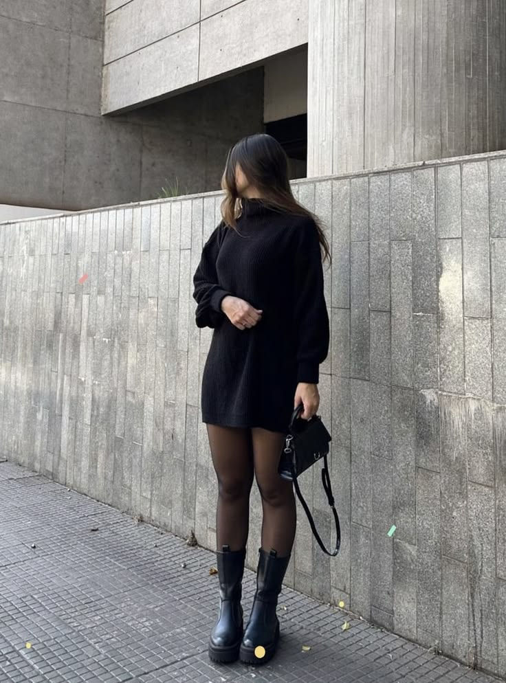 Mulher usando look casual com camisa branca e calça jeans clara