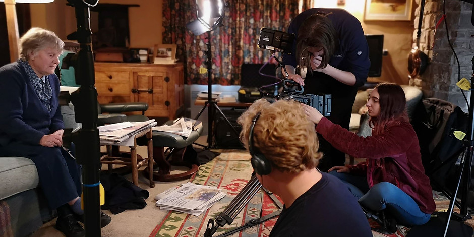 53556255_348083399151928_221658284279463