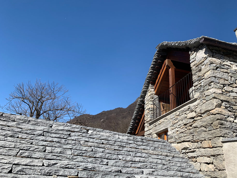 Dettaglio del tetto in piode di rustico ticinese in Vallemaggia