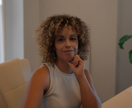 assise à un bureau beige.png