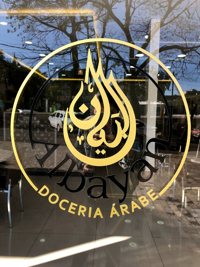 Colocando minha saia alugada para entrar na mesquita