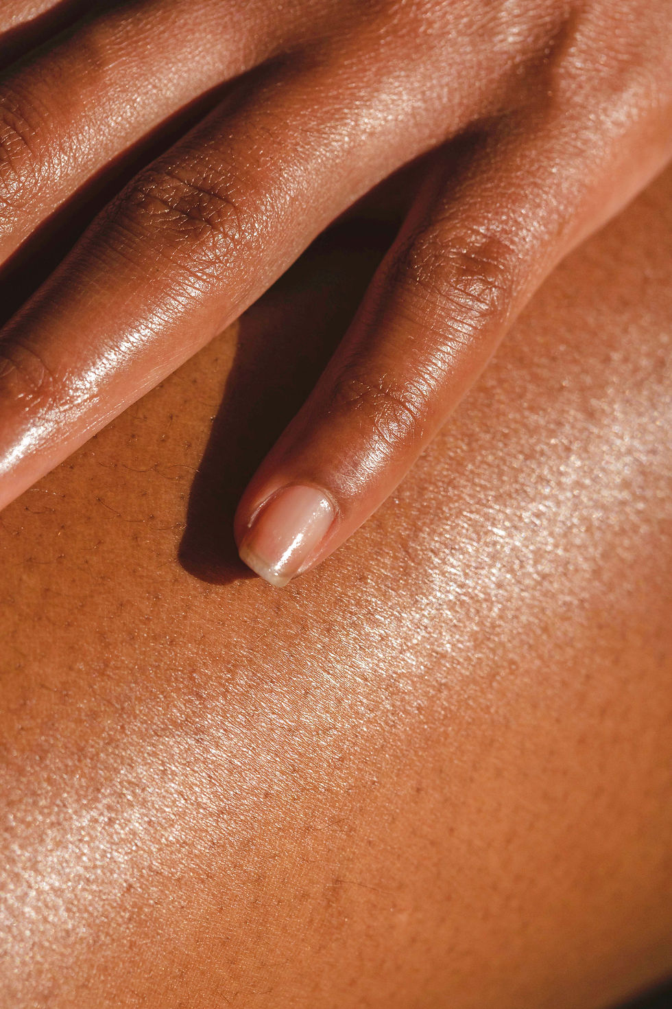 Thumbnail: Close-up of a hand on a dark person's skin, with a natural manicure.
