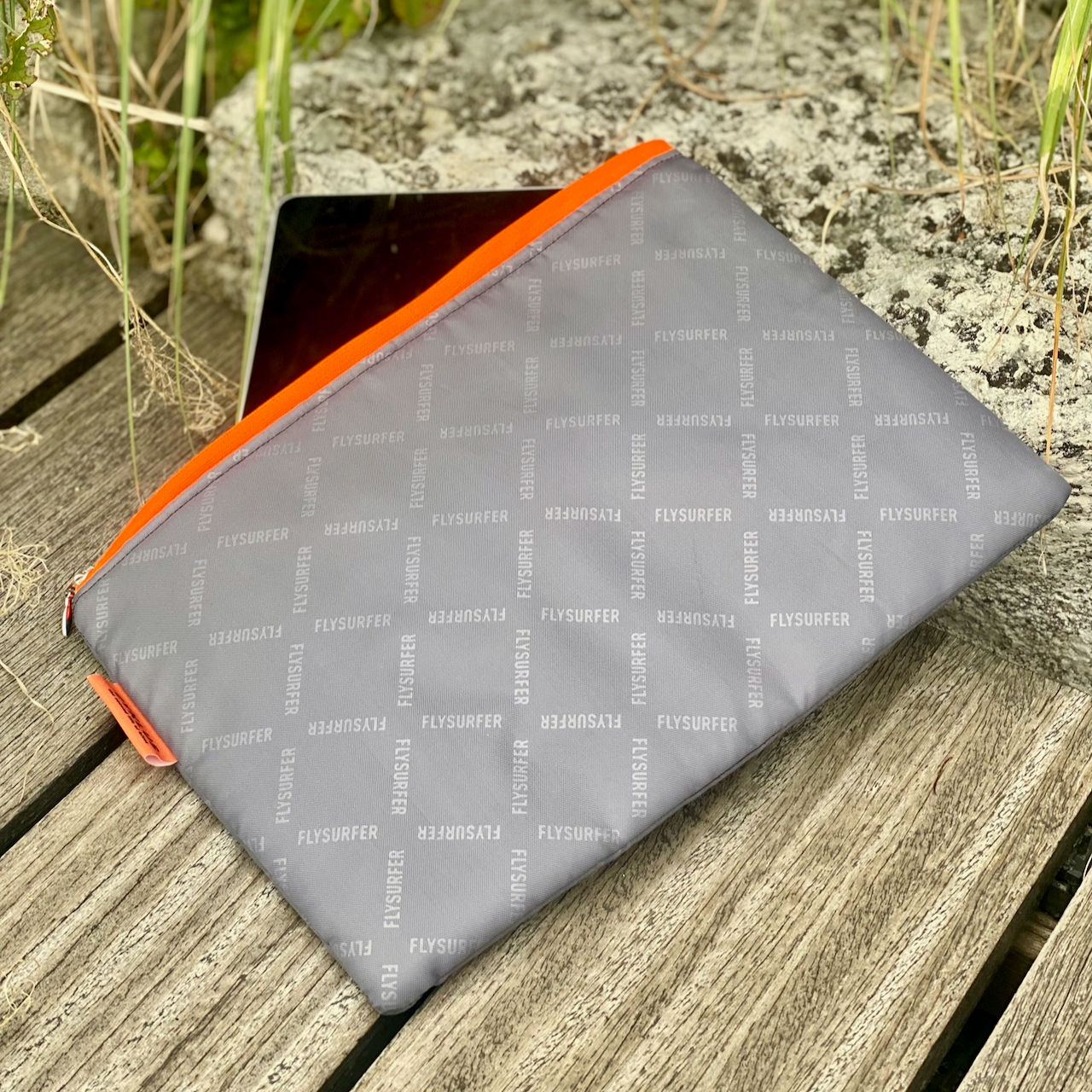 Tablettasche LOCKED IN