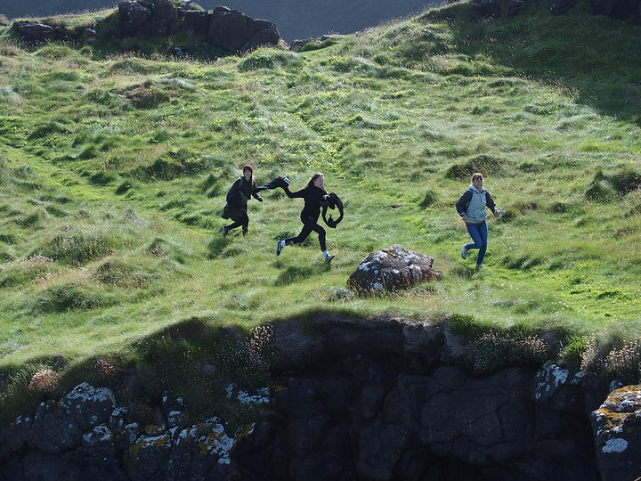 Brigitte Kosma begleitet Frauen bei einer gemeinsamen Wanderung in der Natur – achtsame Bewegung als Teil ihrer ganzheitlich-integrativen Lebensberatung und persönlichen Begleitung auf dem eigenen Lebensweg.