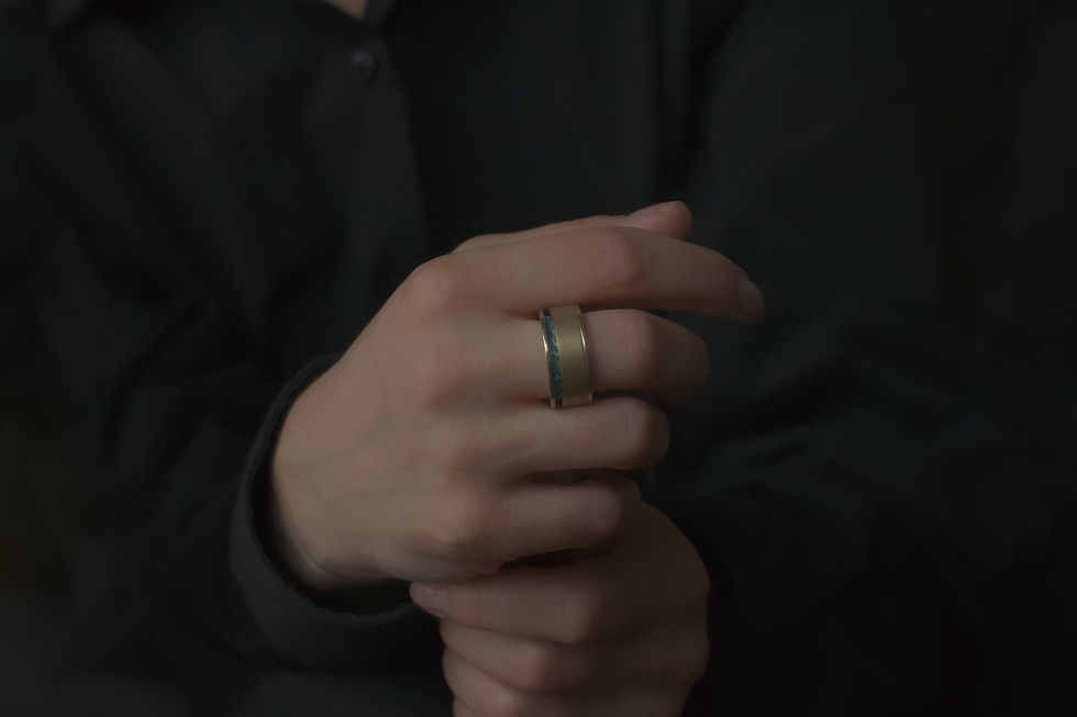 Miniaturbild: Ring OV2 getragen, geöffnet.