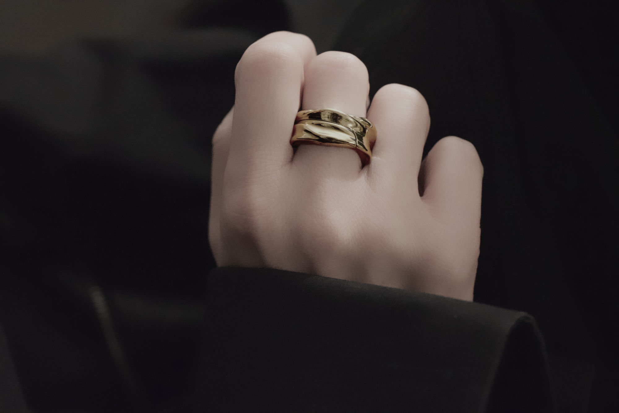 Ring Rugam DB AU-P in Gold mit polierter Oberfläche am Mittelfinger der rechten Hand.