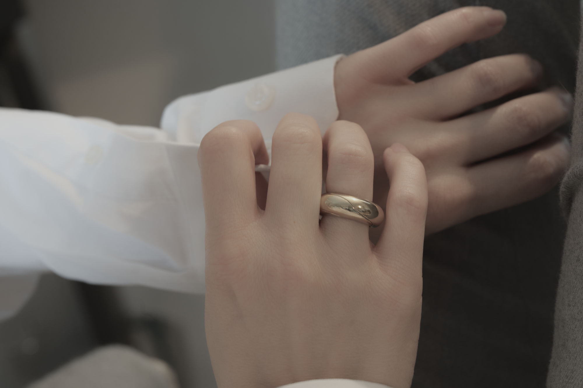 Ring Celare HR-AU-M-8x4 in Gold mit polierter Oberfläche am Ringfinger der rechten Hand.