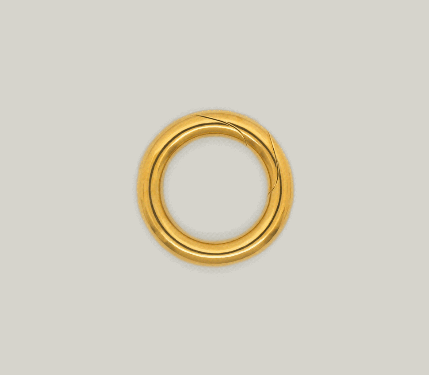 Ring Celare in der Draufsicht, erst liegt er geschlossen da, dann folgt die Ansicht in leicht geöffneter Form. Danach liegen beide Ringhälften komplett geöffnet nebeneinander die Gravur "par pro toto" auf der linken Ringhälfte ist zu lesen. Danasch erscheint ein schwarzes Unendlichkeitszeichen. Dann beginnt die Abfolge wieder von vorn.