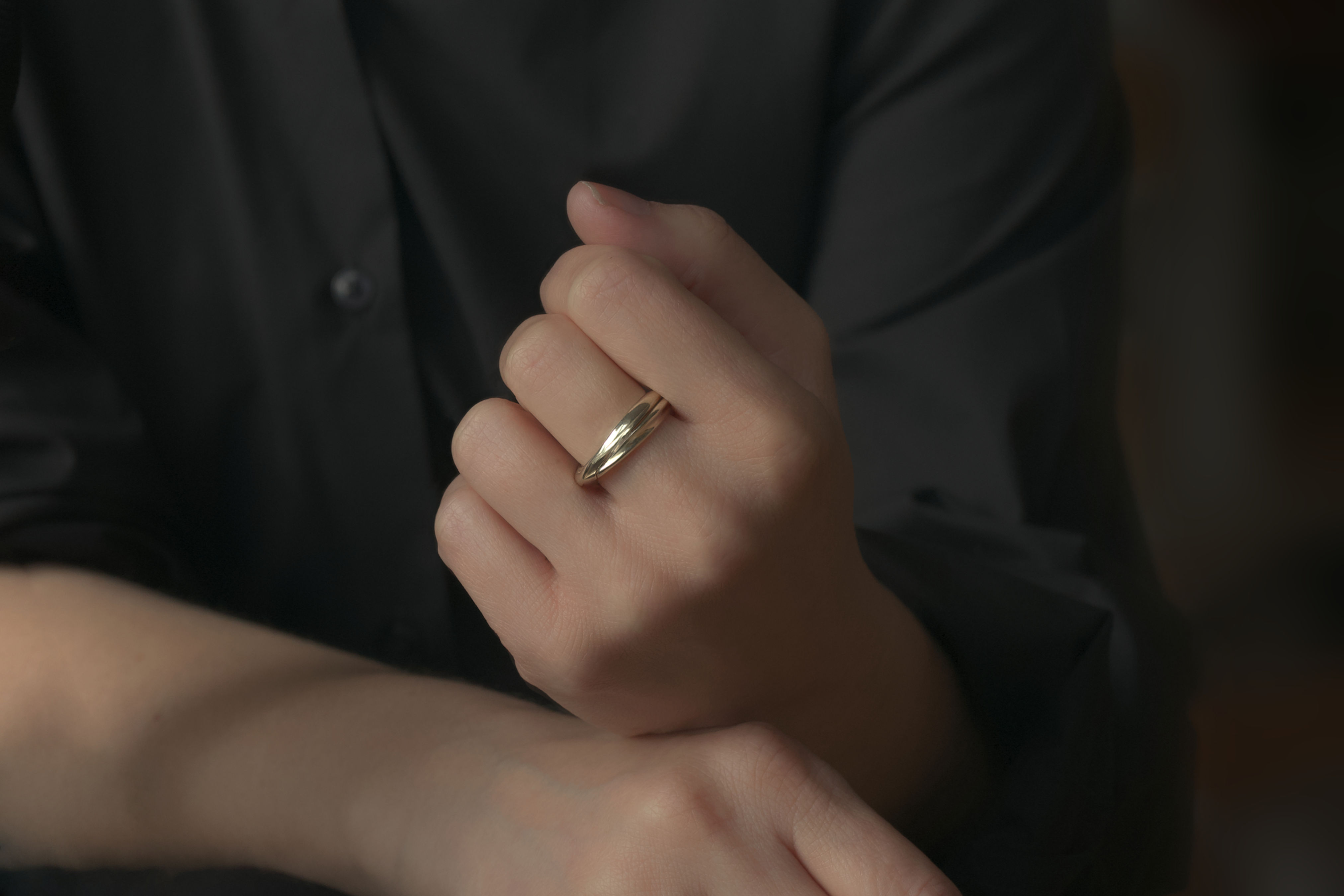 Ring Rugam GK/S AG-P in Silber mit polierter Oberfläche, getragen am Mittelfinger der linken Hand.