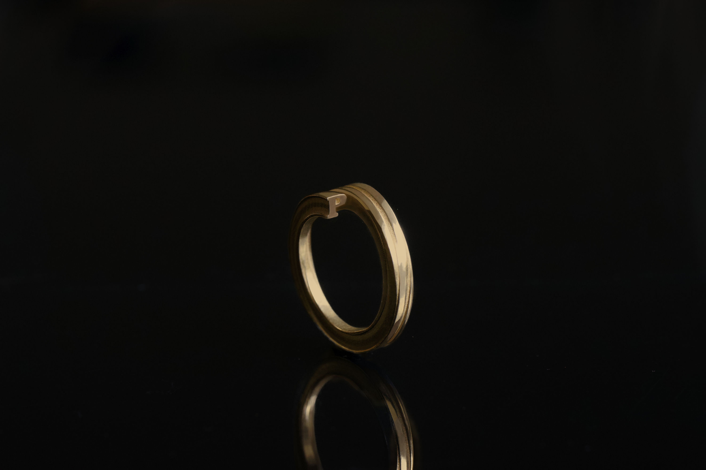 Ring Nexum Modell 390 in Gold mit polierter Oberfläche aufrecht stehend Sicht auf Buchstabe 1