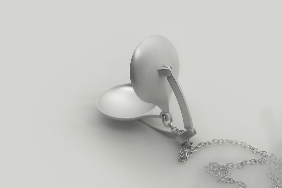 Miniaturbild: Medaillon Cor 2-AG-XL-M in Silber mit mattierter Oberfläche, aufgeklappt. Ansicht von schräg hinten.