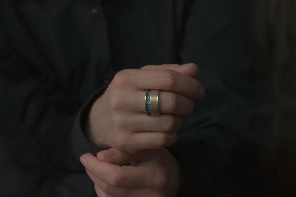 Miniaturbild: Ring OV2 getragen, geöffnet.