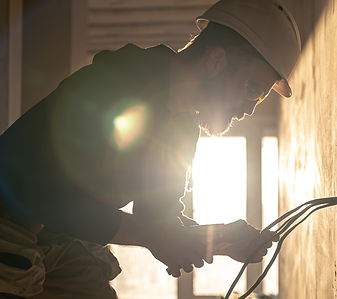 Soluções em instalações elétricas para o comércio e a indústria.  ​