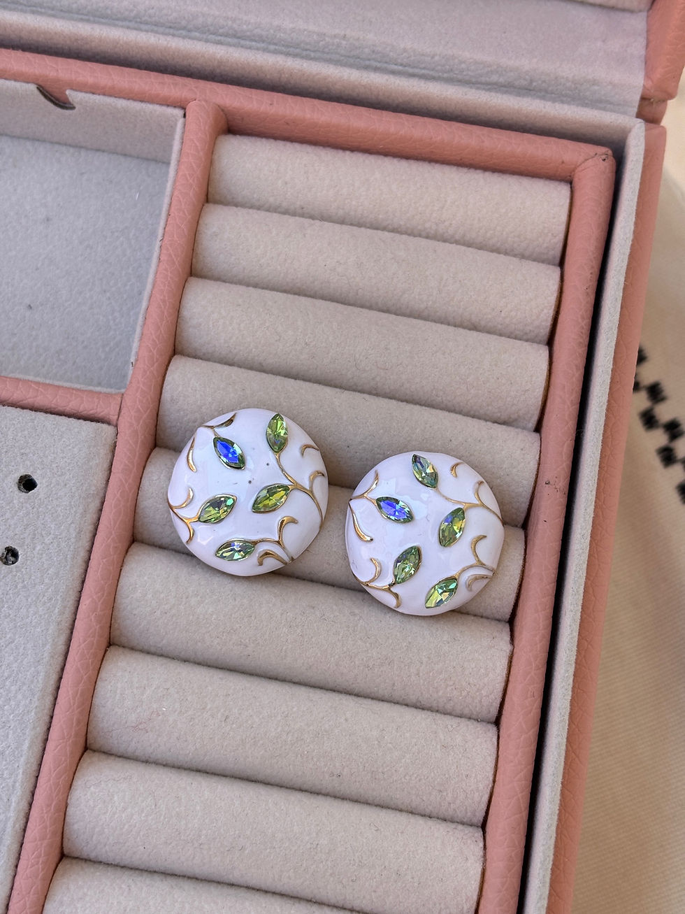 Beyaz mineli yeşil taşlı küpe BK037