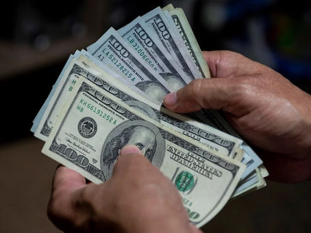El dólar blue volvió a subir y cerró en $843