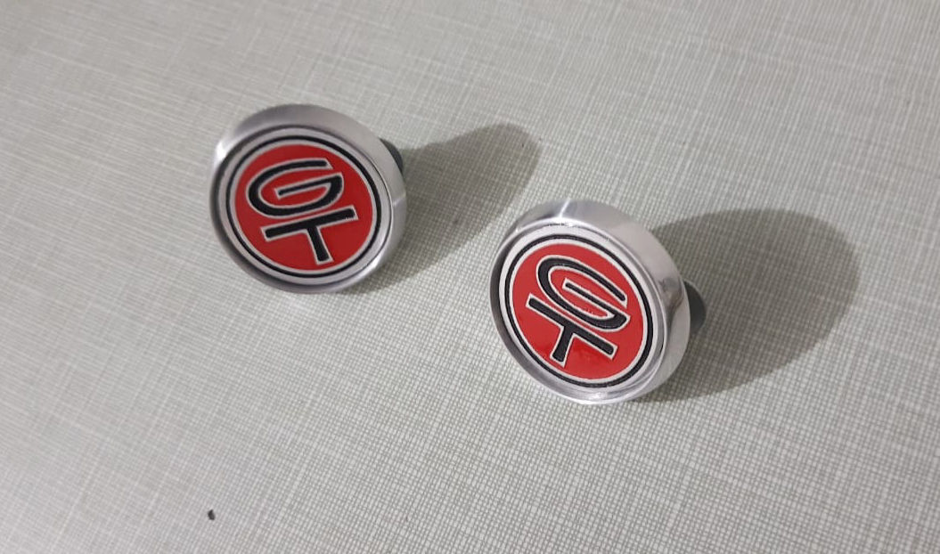 BRASÃO GT EXTREME RED - Em Full Metal para Porta (Par)