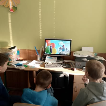 Щасливі діти на Землі ростуть! Щасливі діти по Землі ідуть!