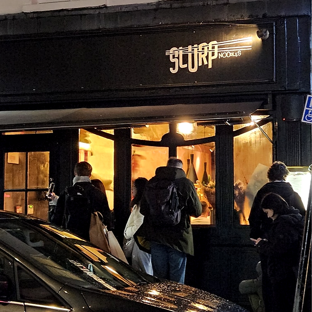 ร้านอาหารเอเชียแนะนำใน London Slurp Noodles ลูกกอล์ฟ