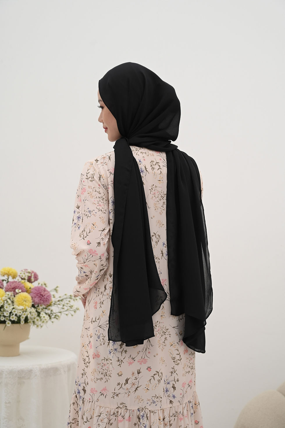 Thumbnail: Grace Chiffon Curve Shawl in Noir