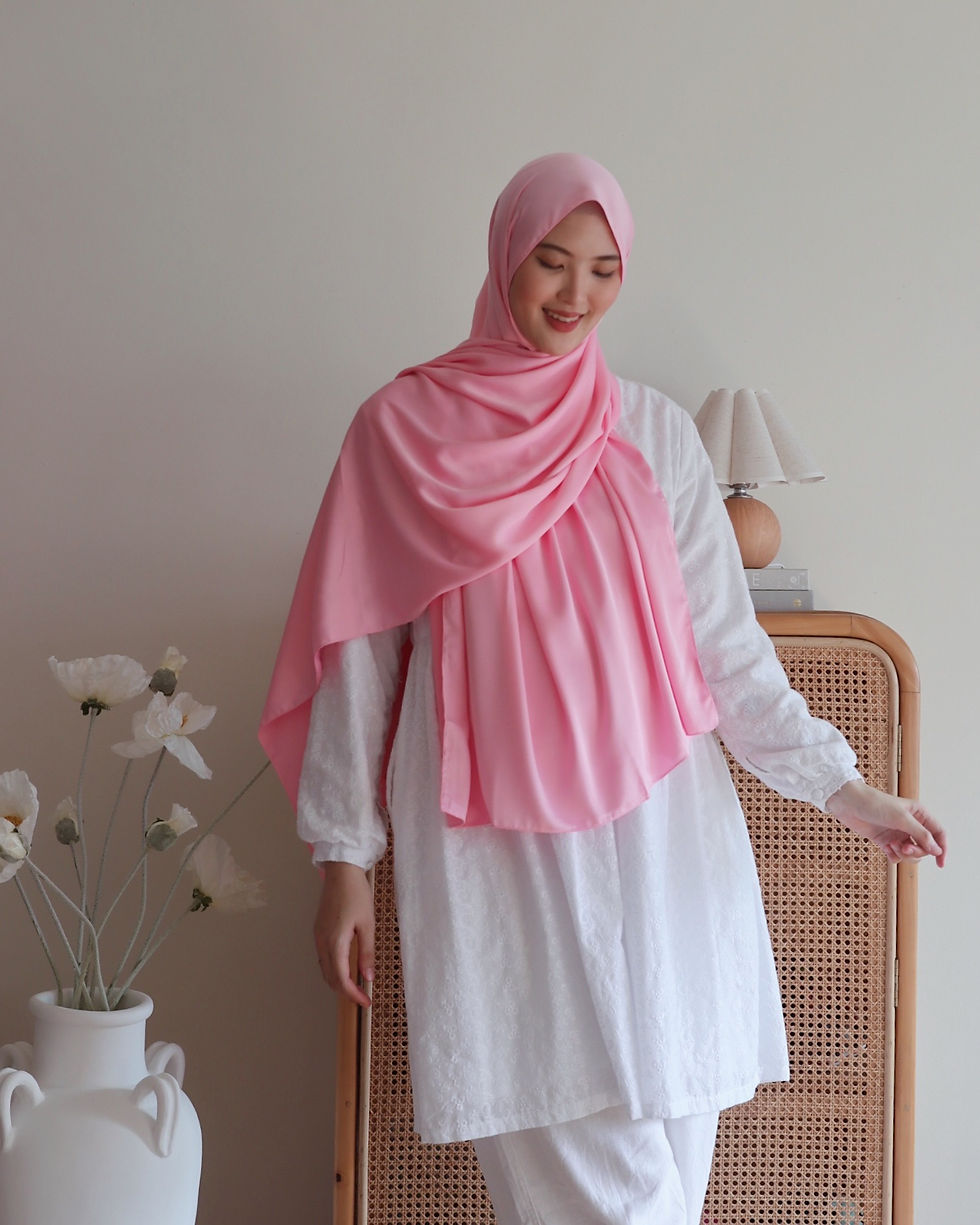 Thumbnail: Satin Luxe Qayla Shawl in Bubblegum