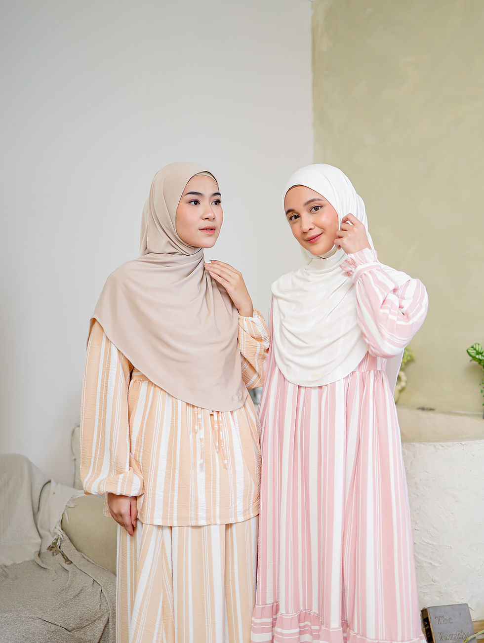 Thumbnail: Everyday Twist Instant Shawl in Pearl
