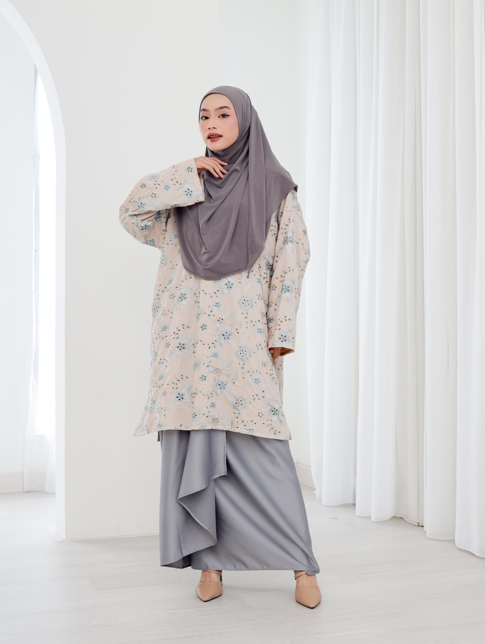 Meadows Eyelet Kurung in Wintry