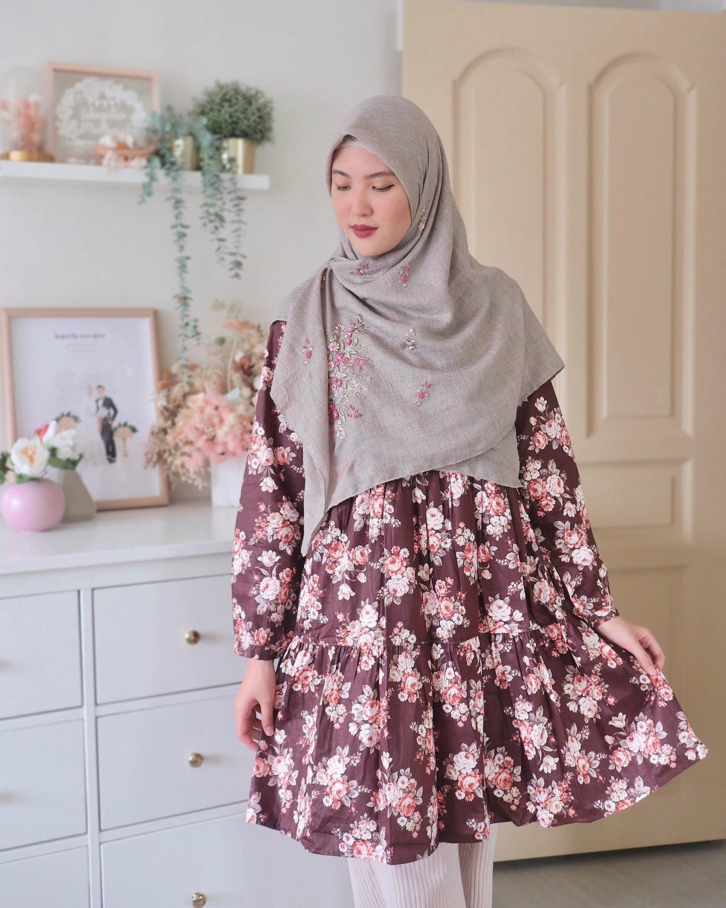 Alyssa Tiered Collar Dress in Mocca