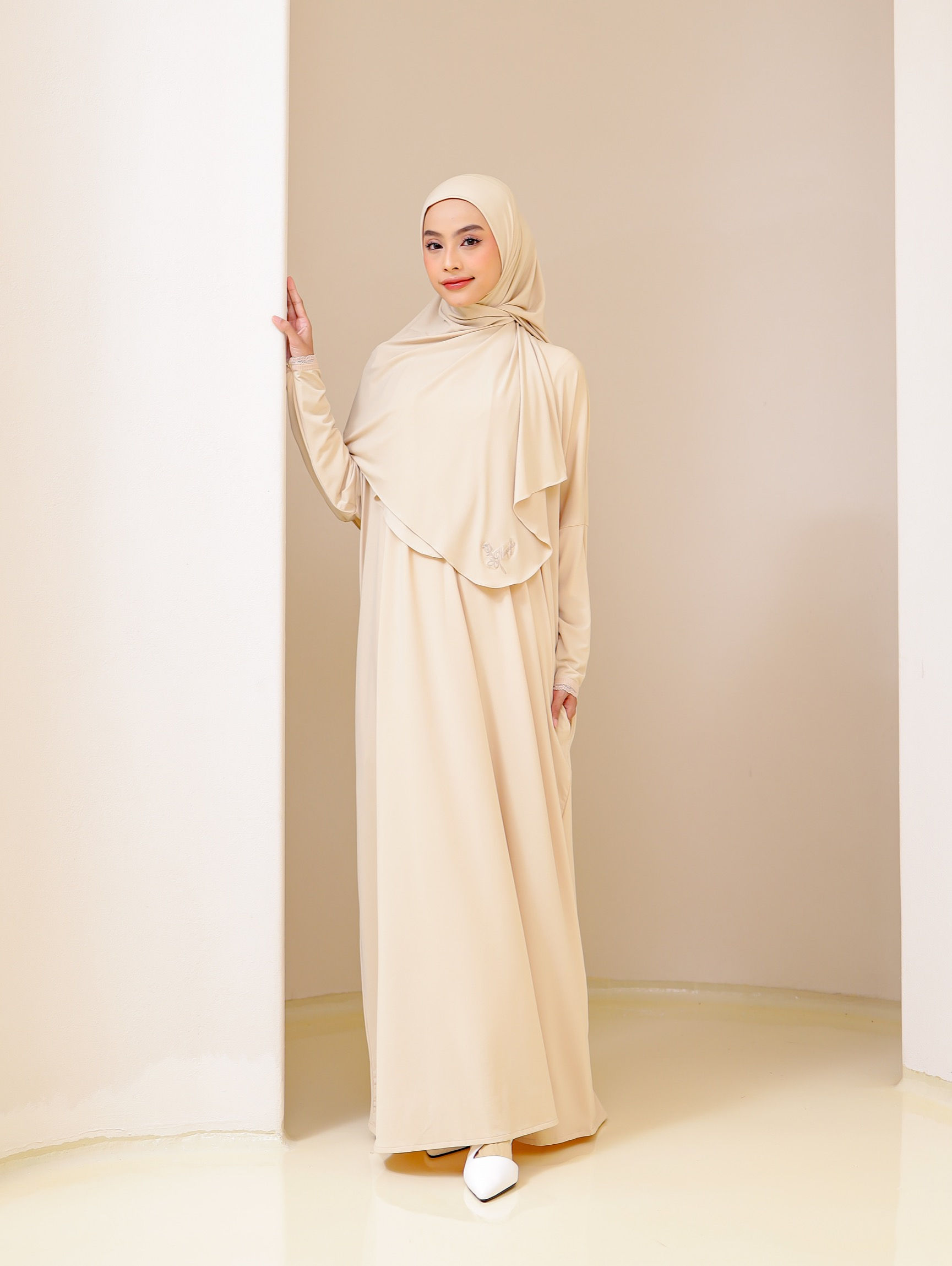 Somedays Loose Abaya in Vanilla