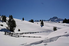 ATINN027-mieminger-plateau-winterlandschaft-sonne-zaun.jpg