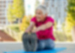 mulher na. menopausa praticando alongamento