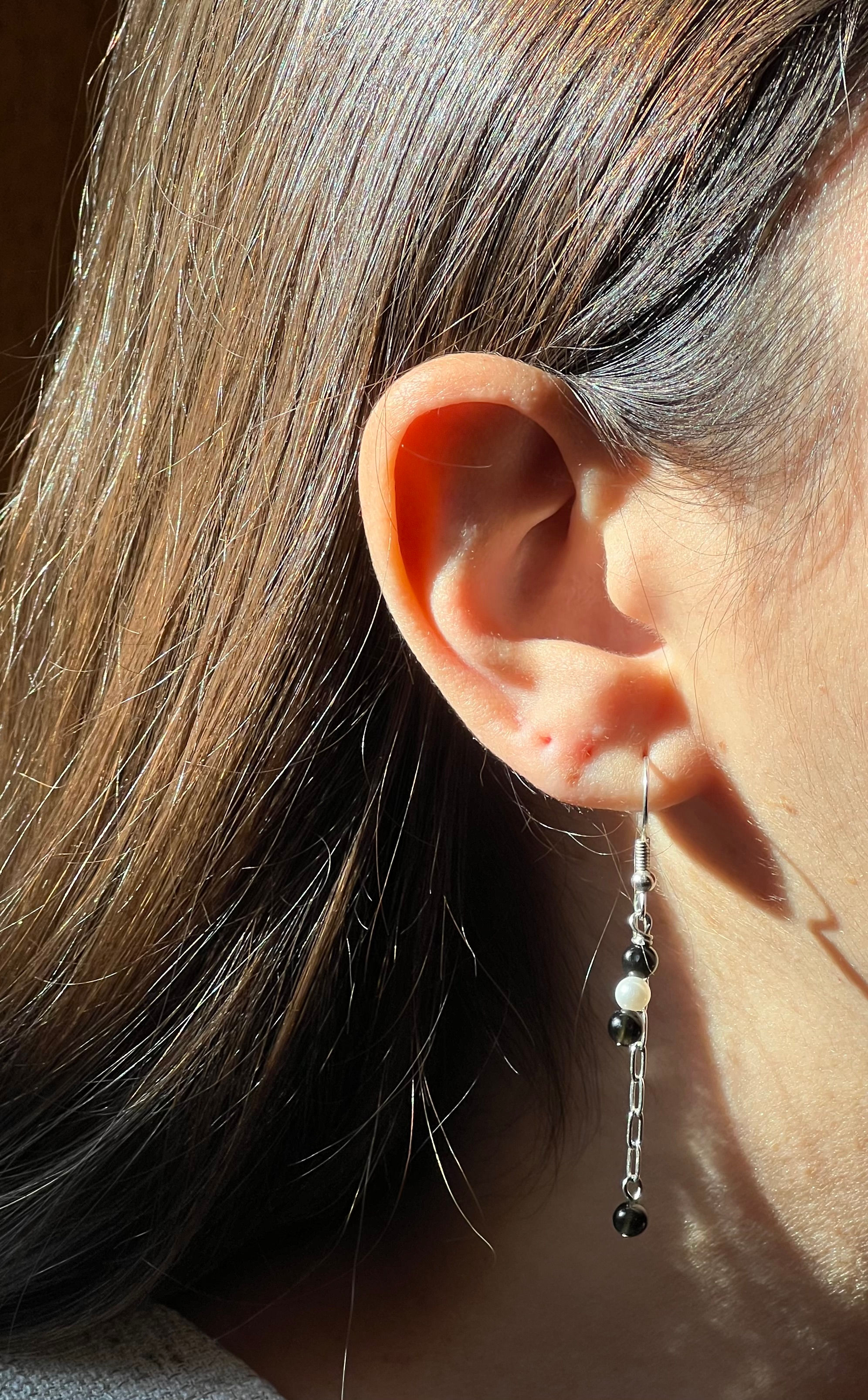 אוזן עם עגילים שחור ולבן, Black&pearl, שיער חום בסביבה טבעית, Handmade Bliss