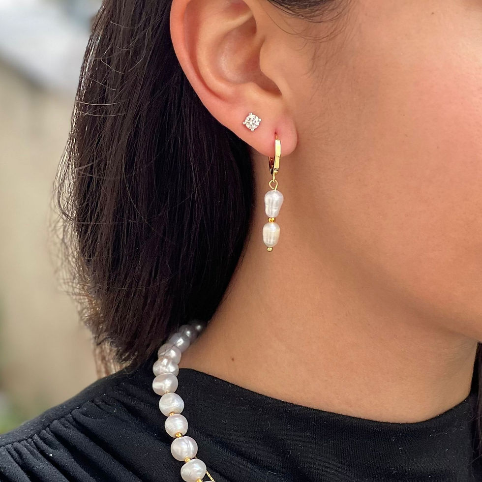 עגילים זהובים עם פנינים, שרשרת פנינים לבנה, תכשיטים מדהימים, יופי ואופנה.