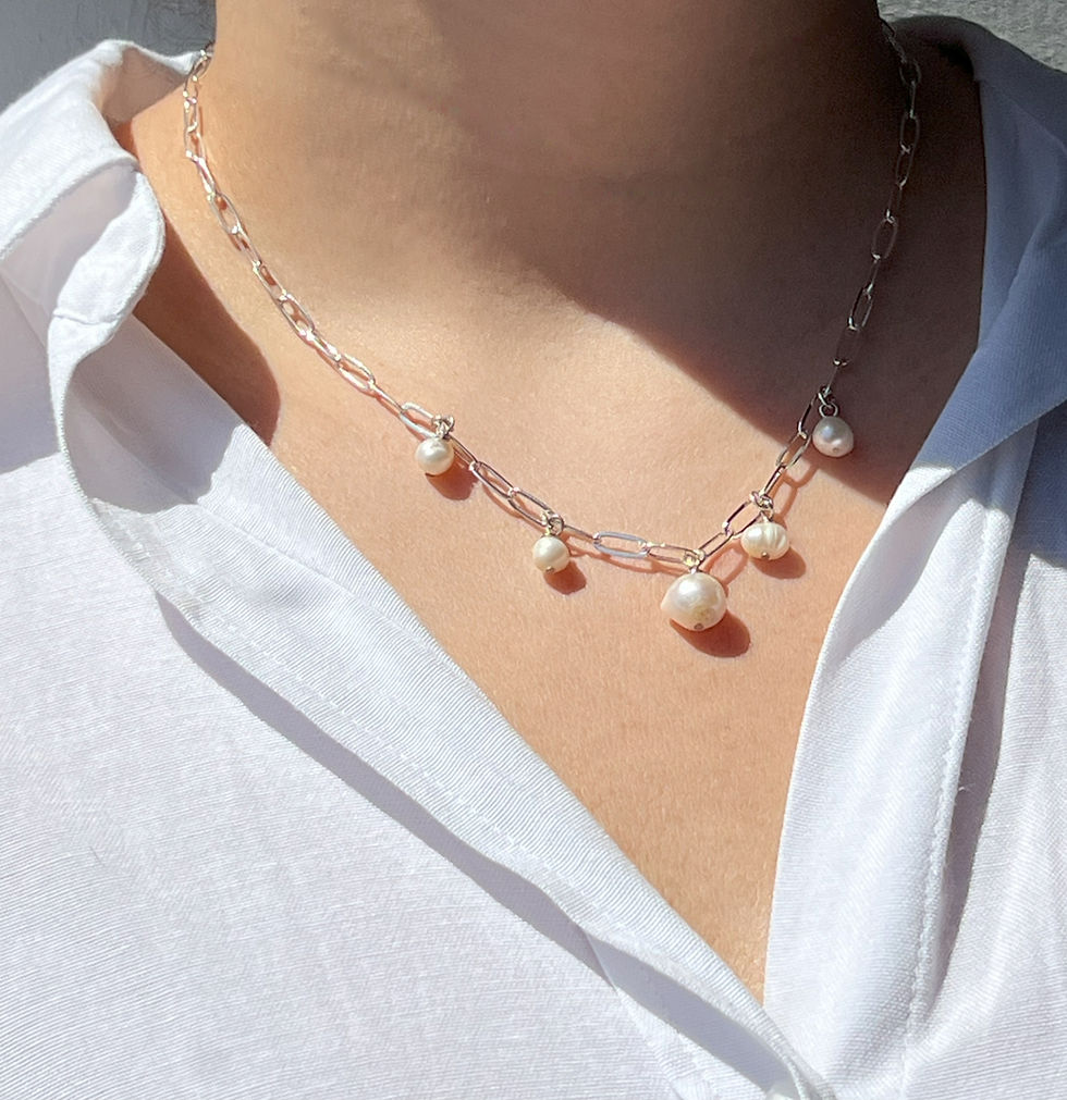 שרשרת פנינים כסופה על צוואר, Pearlclip, רקע לבן חולצה, Handmade Bliss