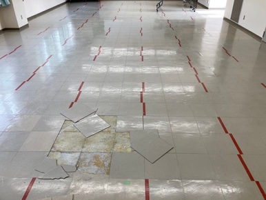 学校内多目的ホールの床材貼り替え ~今日の現場写真vol.97~