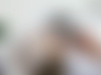 Frau rechnet Kosteneinsparung von Mieterstrom