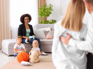 Comment choisir une babysitter à domicile ? Le guide Maiséa pour une garde sereine