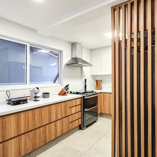 Utilizamos bancada em quartzo branco, MDF Freijó da Arauco e Porcelanato Portobello.