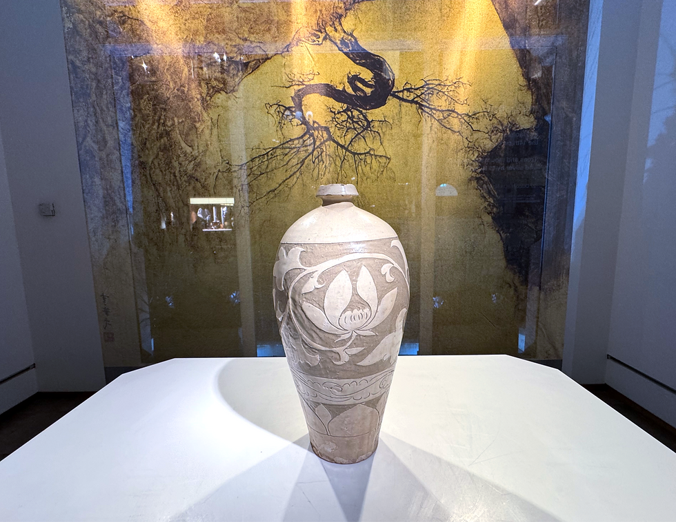 A Chinese Jin Dynasty Cizhou stoneware meiping vase at Eskenazi gallery during Asian Art in London November 2025