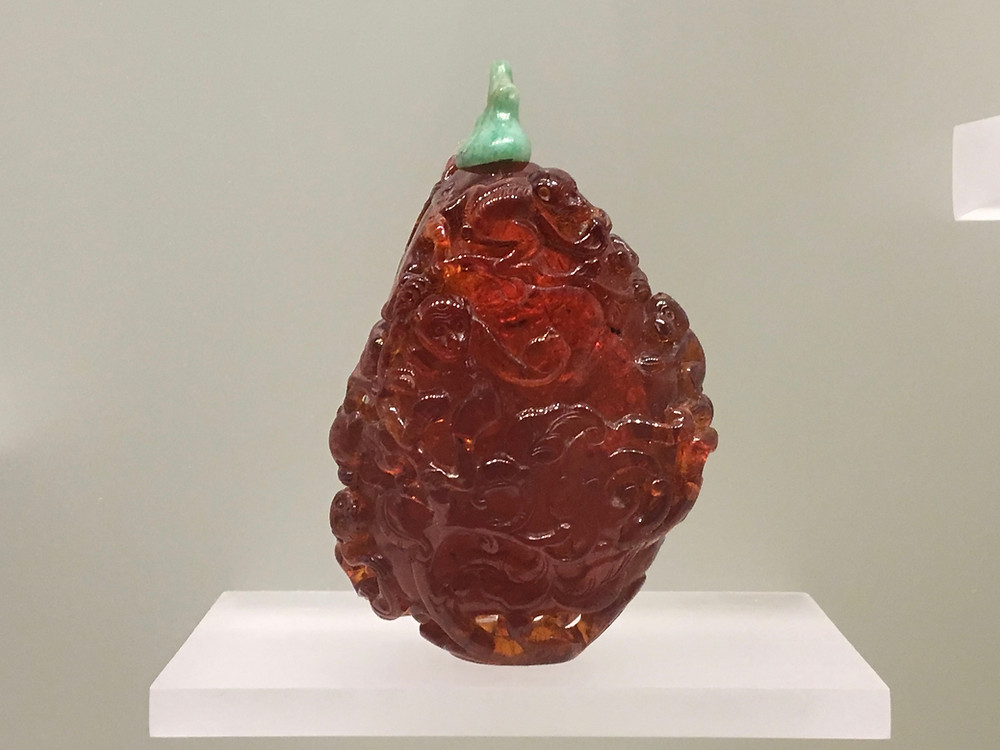 amber carved 'monkeys' snuff bottle, 18th/19th Century