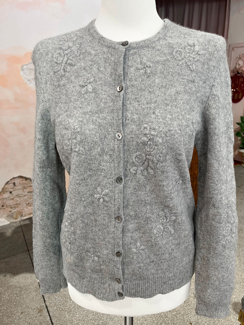 Thumbnail: Roses gray wool M