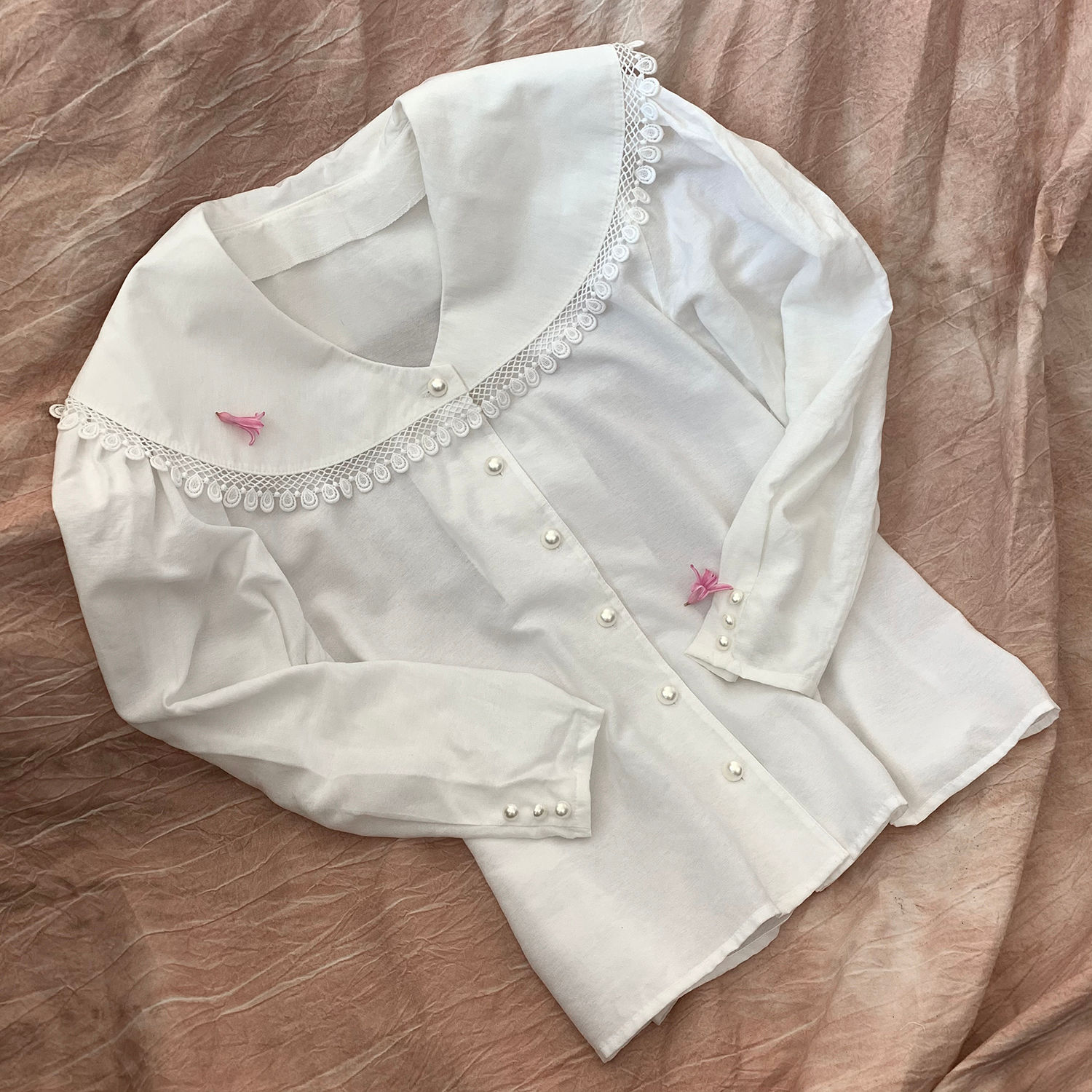 White vintage collar