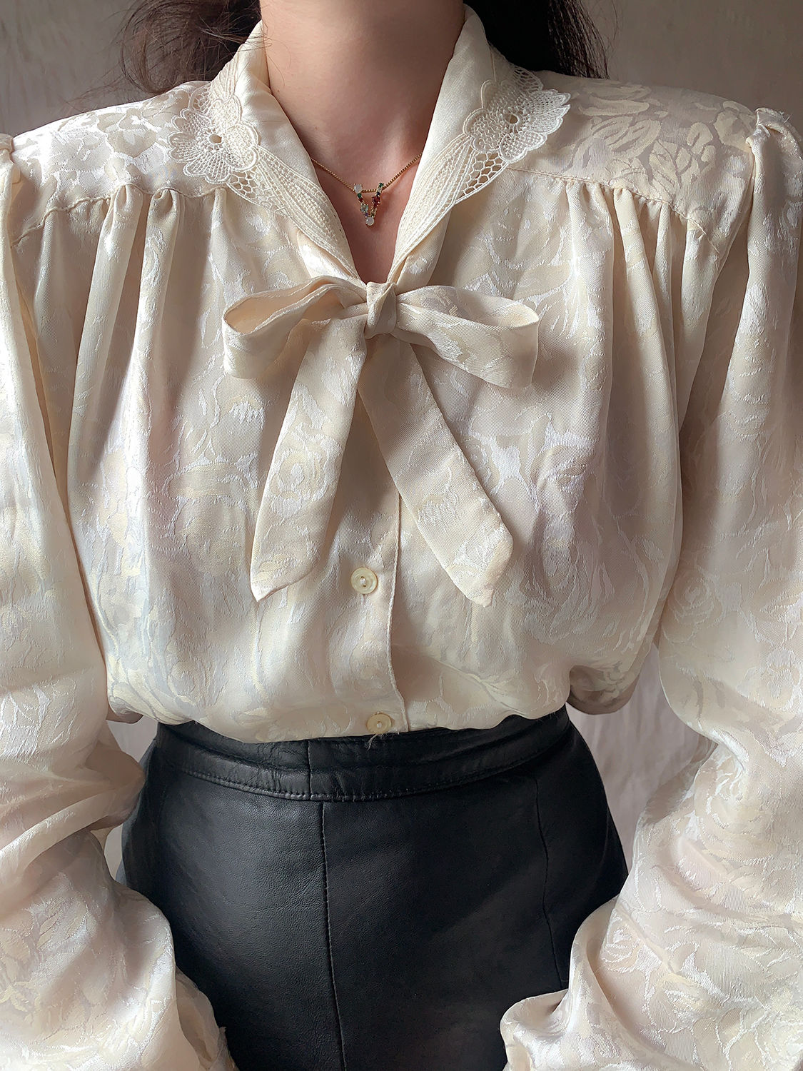 Satin nude shirt - bow