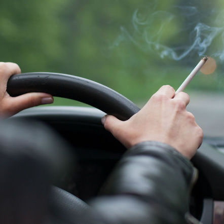 ¿SE PUEDE FUMAR EN EL AUTO?