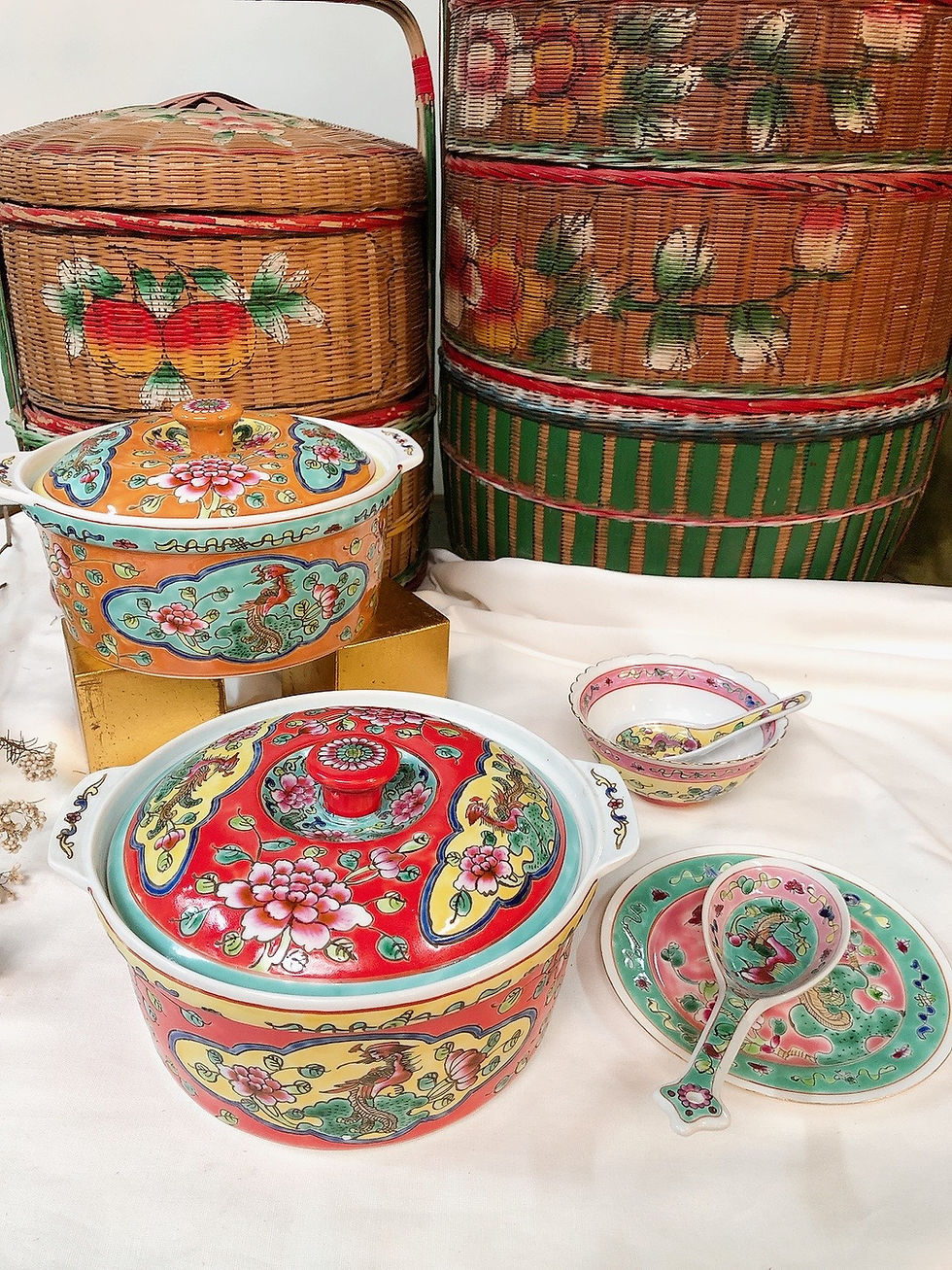 Thumbnail: Peranakan casserole (5 colours)